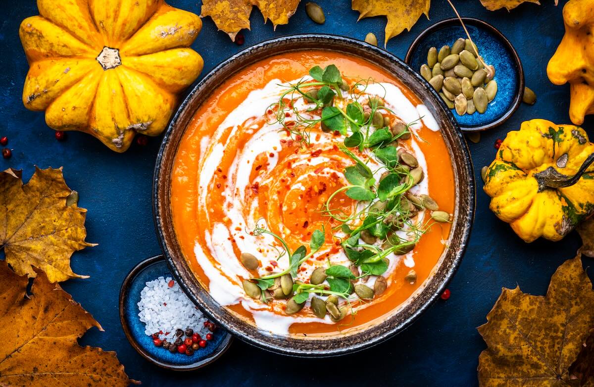 Crema de calabaza, alimentos de invierno y beneficio de los productos de temporada cocinados con aceite de oliva vrgen extra