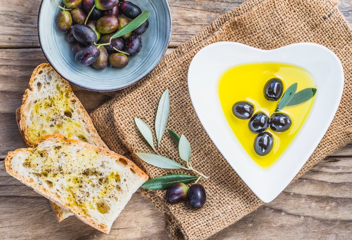 El aceite de oliva virgen extra tiene beneficios que el cerebro ama