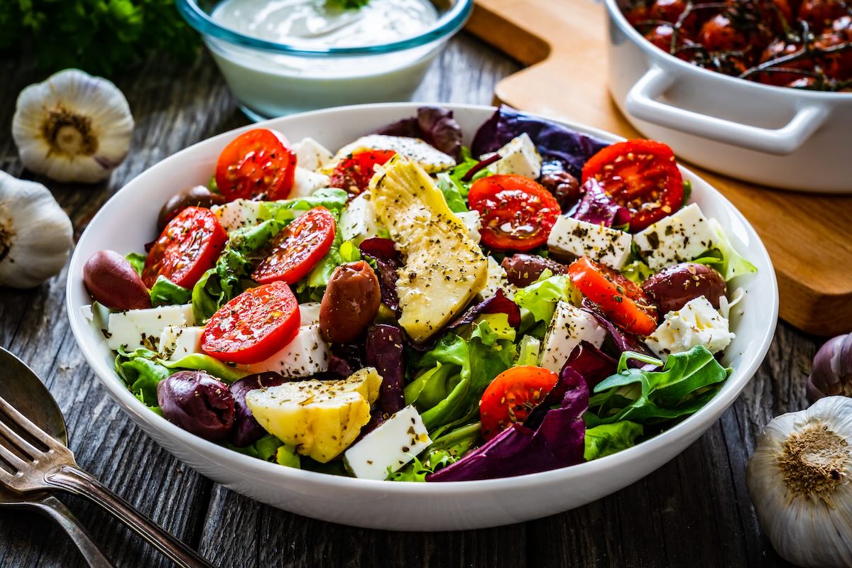 Ensalada con AOVE siguiendo los trucos y consejos para aliñar ensaladas con aceite de oliva virgen extra Squizz