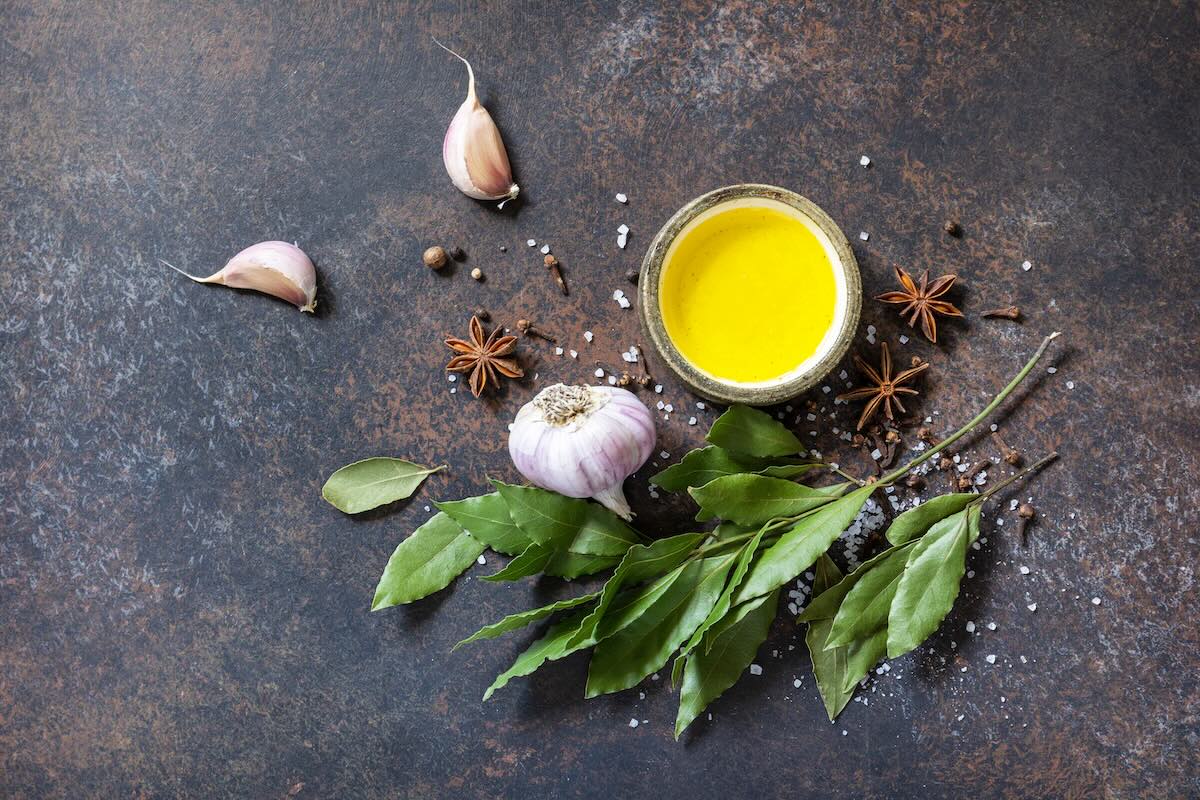 3 recetas de salsas saludables con aceite de oliva virgen extra para mojar, aliñar y disfrutar sin remordimientos